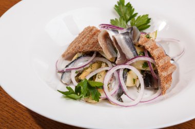 Patatesli salata ve soğanlı makarna.