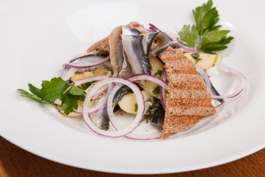 Patatesli salata ve soğanlı makarna.