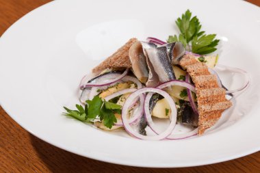 Patatesli salata ve soğanlı makarna.