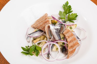 Patatesli salata ve soğanlı makarna.