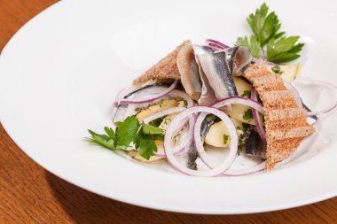 Patatesli salata ve soğanlı makarna.