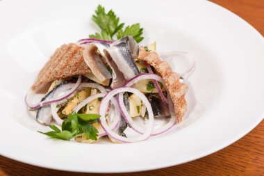 Patatesli salata ve soğanlı makarna.