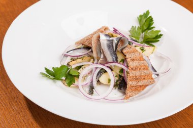 Patatesli salata ve soğanlı makarna.