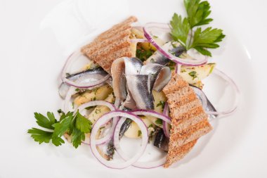 Patatesli salata ve soğanlı makarna.