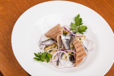 Patatesli salata ve soğanlı makarna.