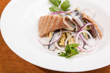 Patatesli salata ve soğanlı makarna.