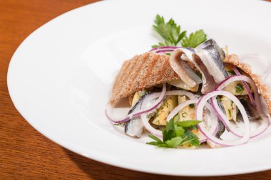 Patatesli salata ve soğanlı makarna.