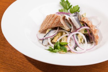 Patatesli salata ve soğanlı makarna.