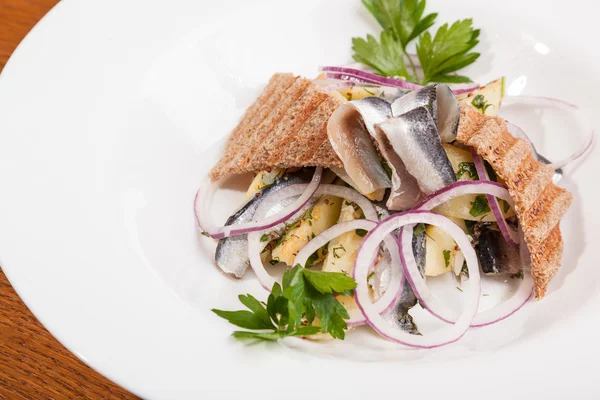 Patatesli salata ve soğanlı makarna.