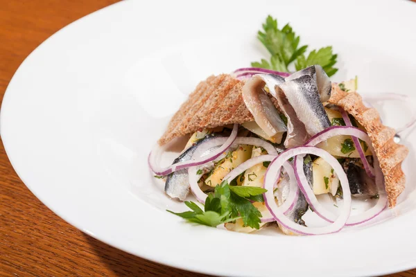 Patatesli salata ve soğanlı makarna.