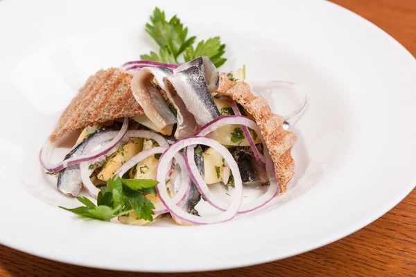 Patatesli salata ve soğanlı makarna.