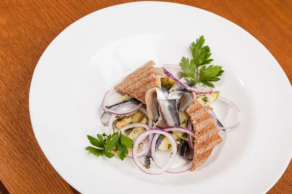 Patatesli salata ve soğanlı makarna.