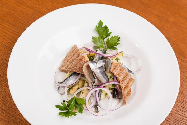 Patatesli salata ve soğanlı makarna.