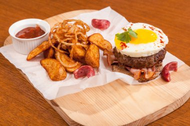 Tahta masada patates püresi ve biftek.