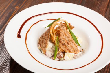 beer salad with rye croutons on plate