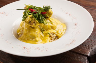 Tavuk soslu Kari tabakta.