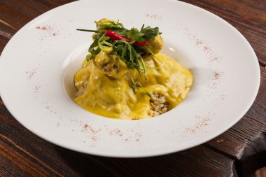 Tavuk soslu Kari tabakta.