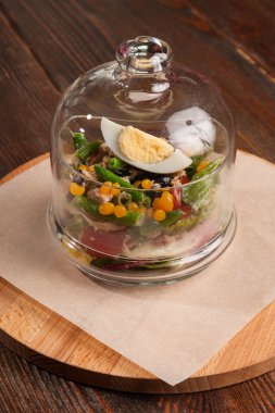 Ton balıklı Fransız salatası ve cam içinde sebze.