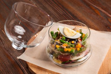 Ton balıklı Fransız salatası ve cam içinde sebze.