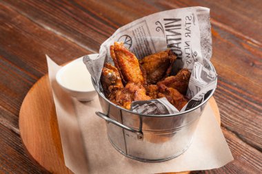 Tahta masadaki kovada tavuk kanatları