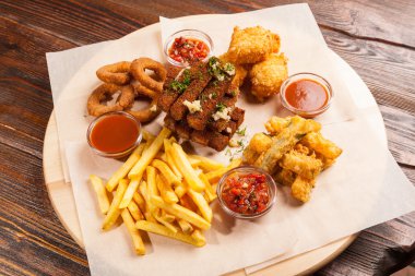 Tabaktaki bira için harika atıştırmalıklar.