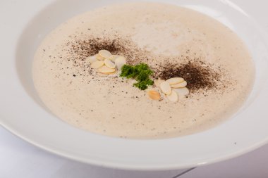 Tabakta badem olan mantar çorbası.