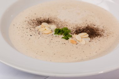 Tabakta badem olan mantar çorbası.