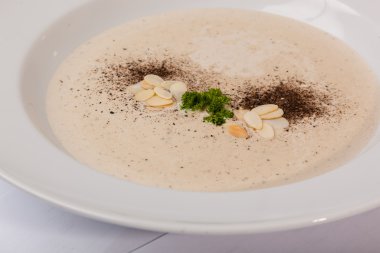 Tabakta badem olan mantar çorbası.