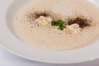 Tabakta badem olan mantar çorbası.