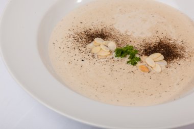 Tabakta badem olan mantar çorbası.