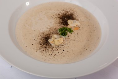 Tabakta badem olan mantar çorbası.