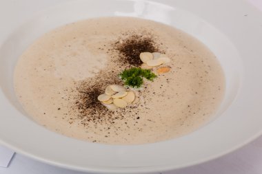 Tabakta badem olan mantar çorbası.