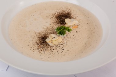 Tabakta badem olan mantar çorbası.