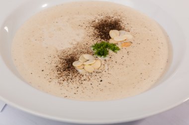 Tabakta badem olan mantar çorbası.