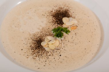 Tabakta badem olan mantar çorbası.