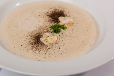 Tabakta badem olan mantar çorbası.