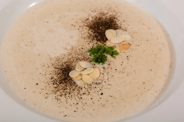 Tabakta badem olan mantar çorbası.