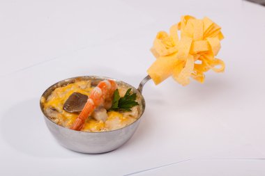 beyaz arkaplanda fırında balık ve karides