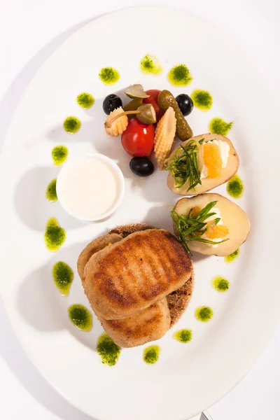 Chuletas Lucio Con Guarnición Plato Blanco —  Fotos de Stock