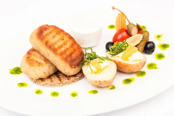 Chuletas Lucio Con Guarnición Plato Blanco —  Fotos de Stock