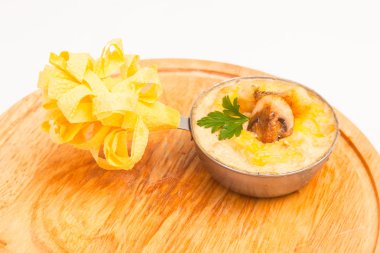 Julienne mantarlı ve tavuklu ahşap masada.