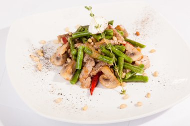 Fasulye ve domuz etli mantar salatası.