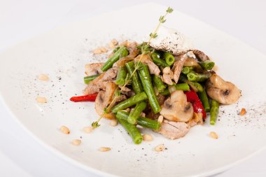 Fasulye ve domuz etli mantar salatası.