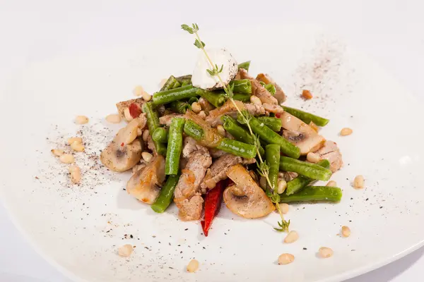 Insalata Funghi Con Fagioli Carne Maiale Sul Piatto — Foto Stock