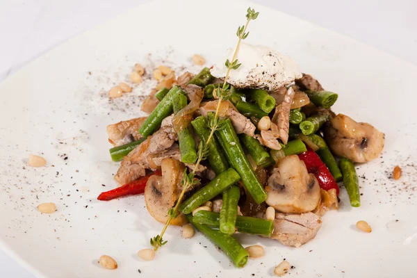 Insalata Funghi Con Fagioli Carne Maiale Sul Piatto — Foto Stock