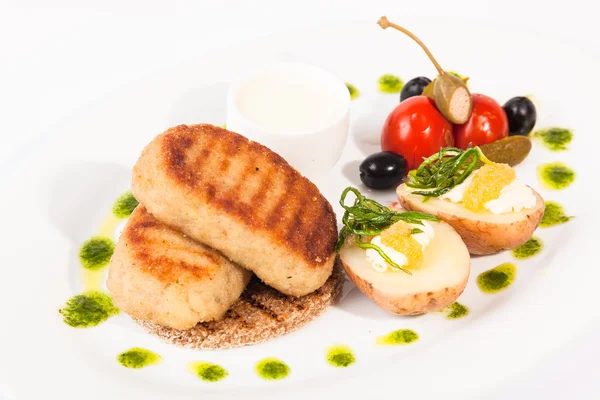 Chuletas Lucio Con Guarnición Plato Blanco —  Fotos de Stock