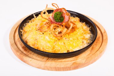 Peynirli kızarmış patates ve siyah tavada et.