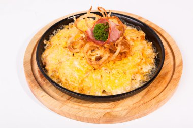 Peynirli kızarmış patates ve siyah tavada et.