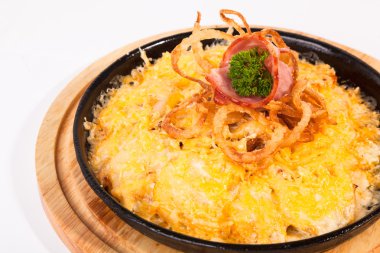 Peynirli kızarmış patates ve siyah tavada et.