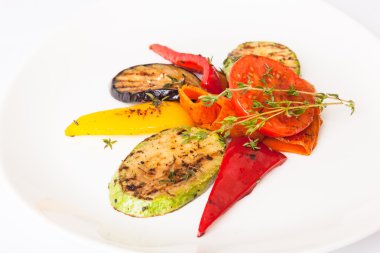 Beyaz tabakta patlıcan ve kabakla ızgara sebze.